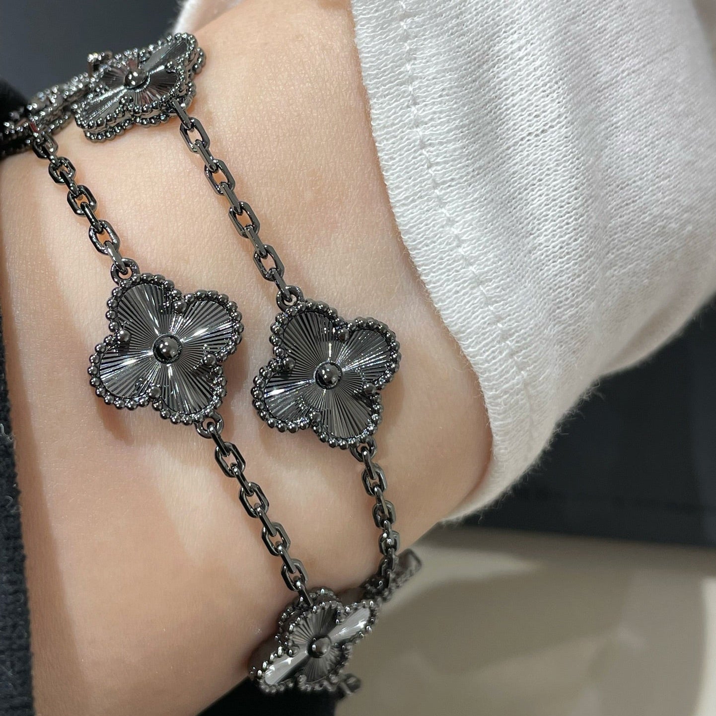 [Everoly JW]CLOVER 5 MOTIF BLACK BRACELET
