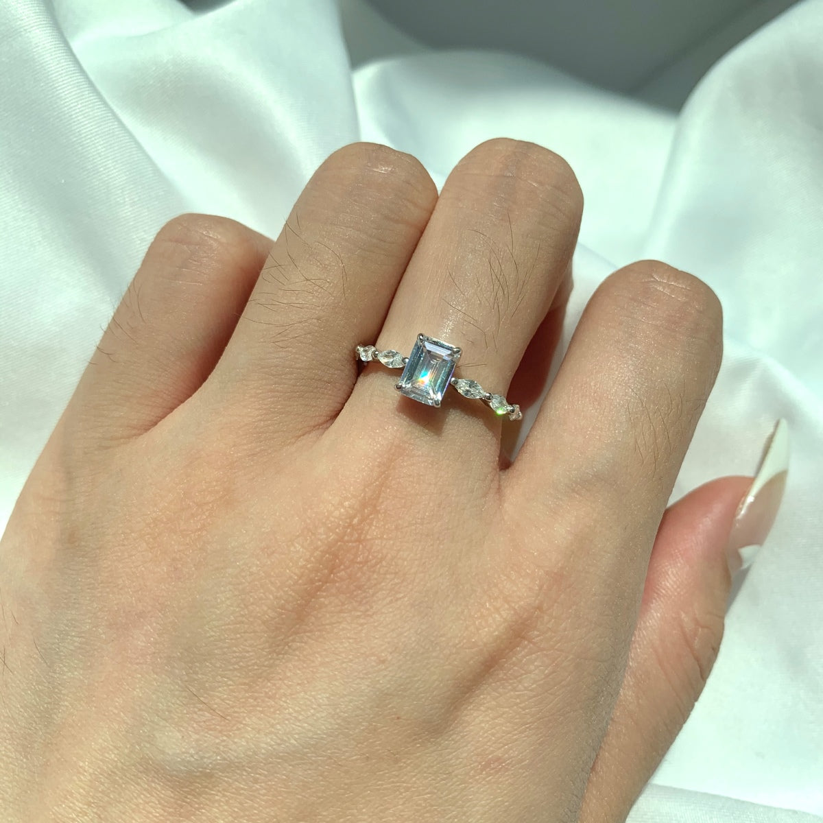 [Everoly JW]1.0 Carat Dainty Resplendent Radiant Cut Daily Ring