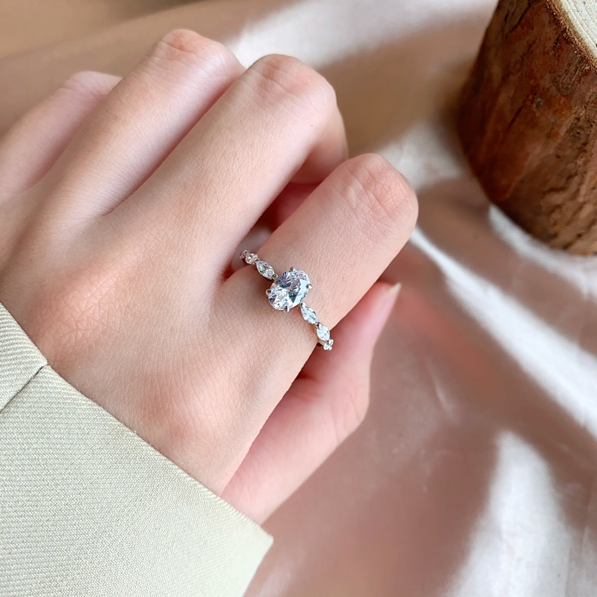 [Everoly JW]0.75 Carat Luxurious Vibrant Elongated Cushion Cut Daily Ring