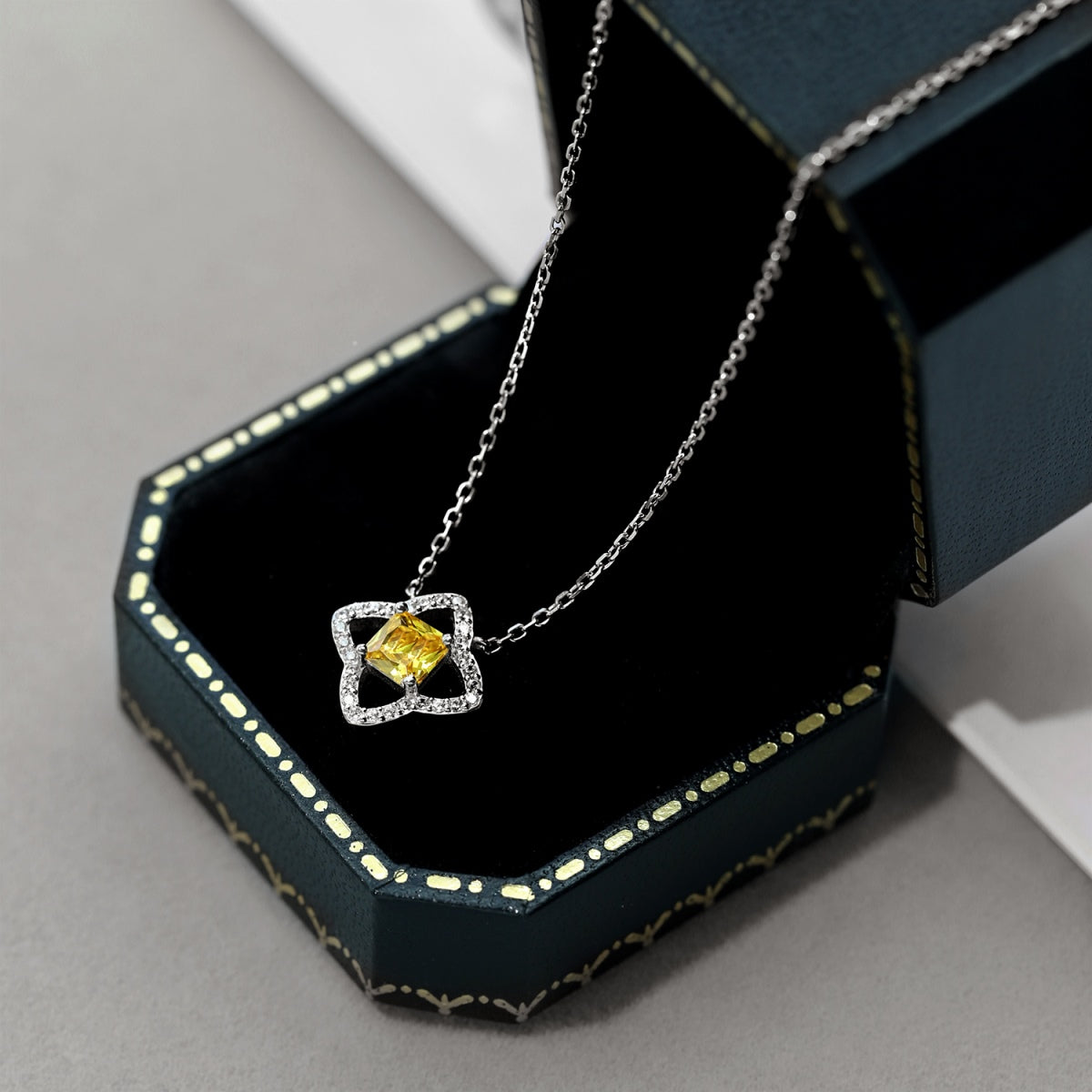 [Everoly JW]Exquisite Flower Shape Princess Cut Necklace