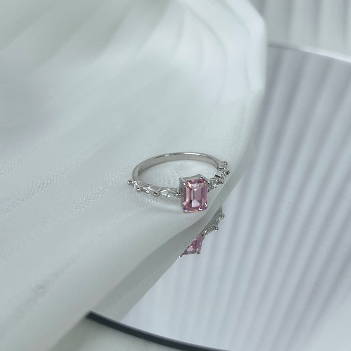 [Everoly JW]1.0 Carat Dainty Resplendent Radiant Cut Daily Ring
