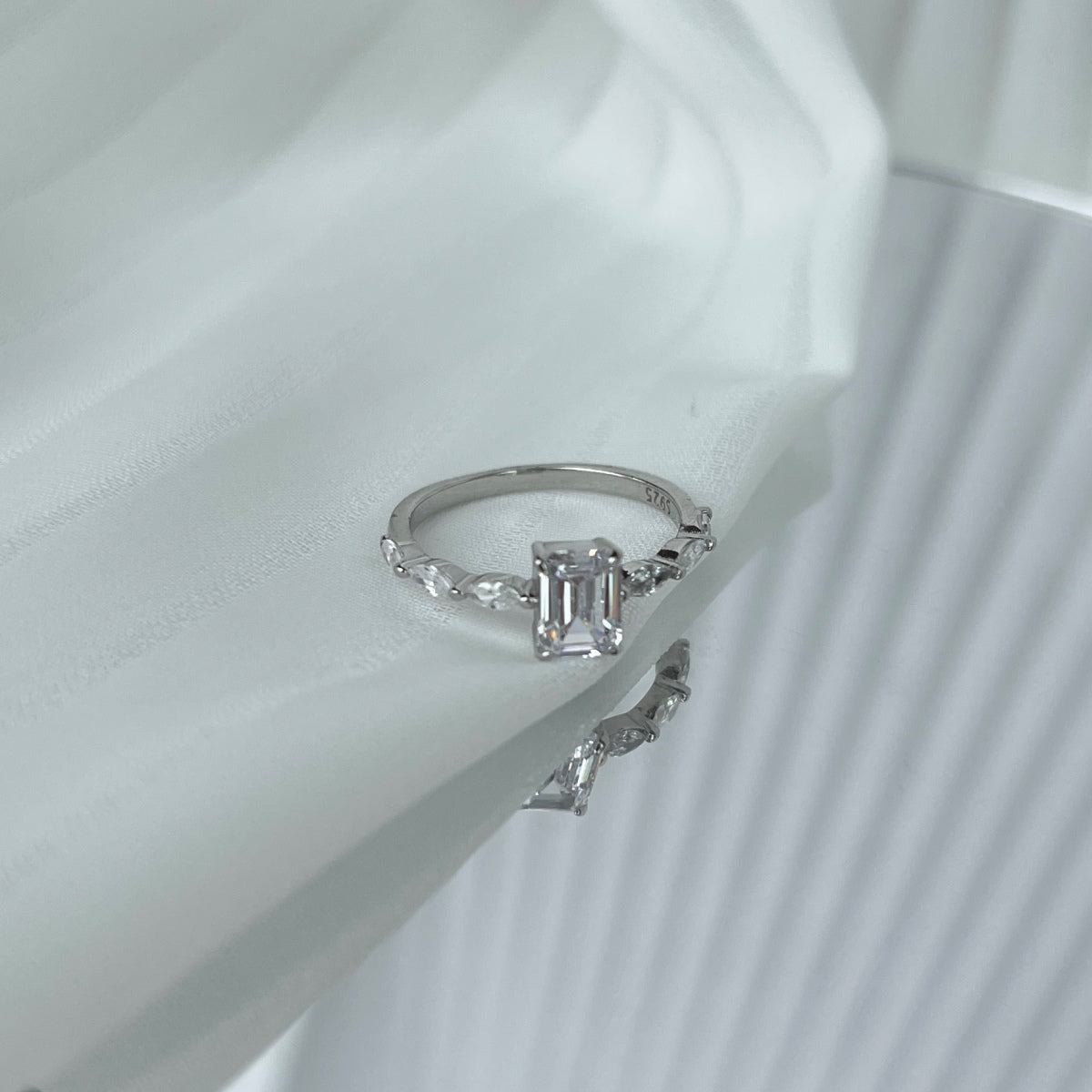 [Everoly JW]1.0 Carat Dainty Resplendent Radiant Cut Daily Ring