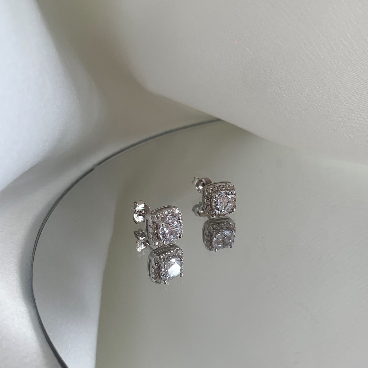 [Everoly JW]Classic Round Center Stone Stud Earrings