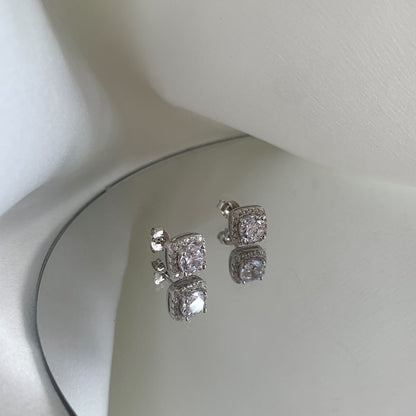 [Everoly JW]Classic Round Center Stone Stud Earrings