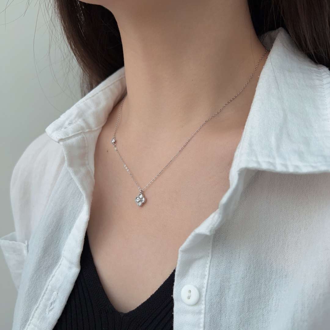 [Everoly JW]Delicate Flower Shape Necklace