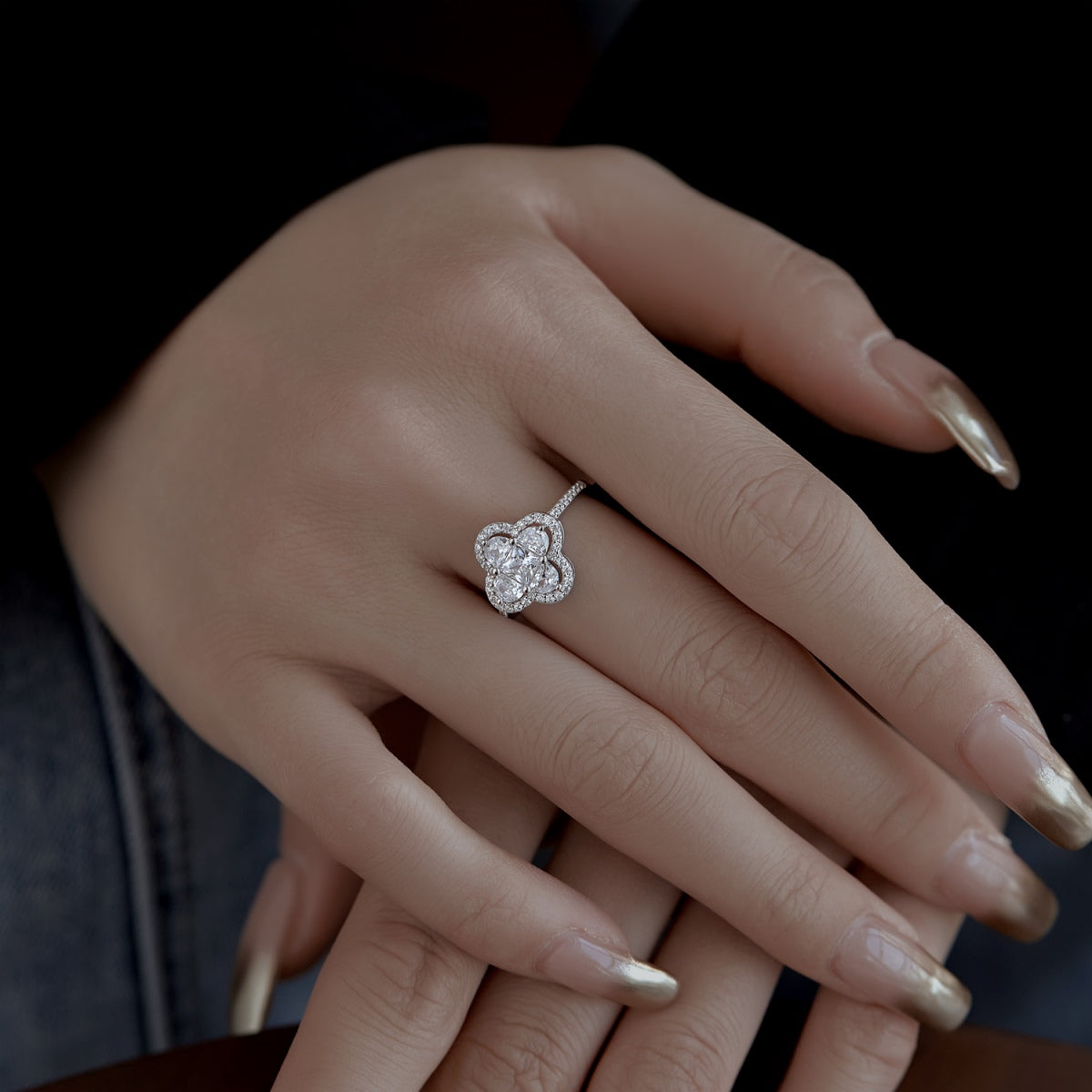 [Everoly JW]Luxurious Eternity Flower Shape Banquet Ring