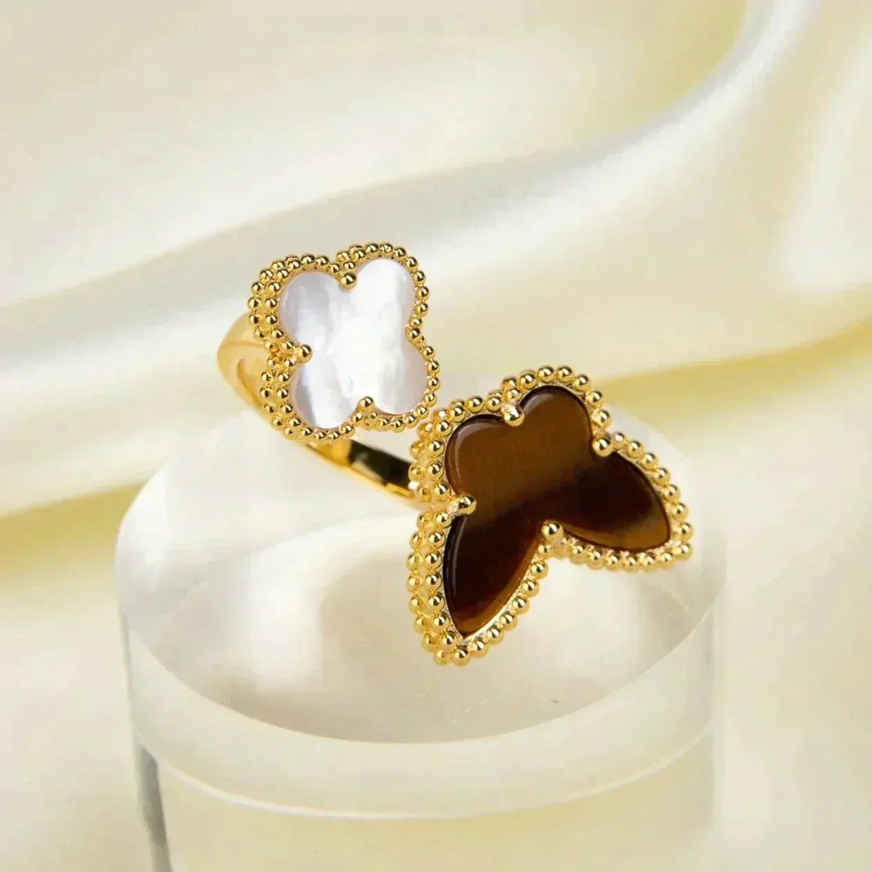 [Everoly JW]LUCKY BETWEEN THE FINGER RING