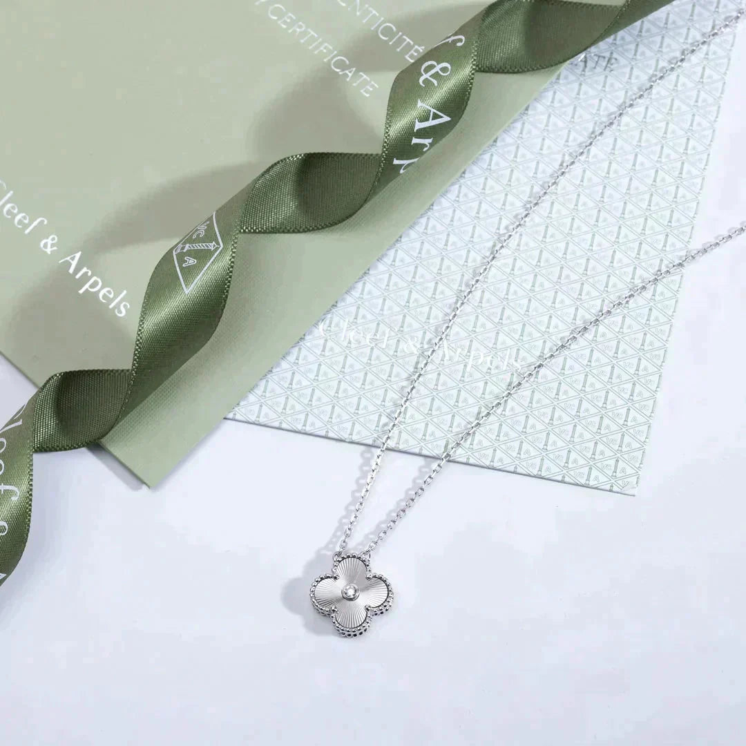 [Everoly JW]CLOVER  15MM DIAMOND LASER NECKLACE SILVER