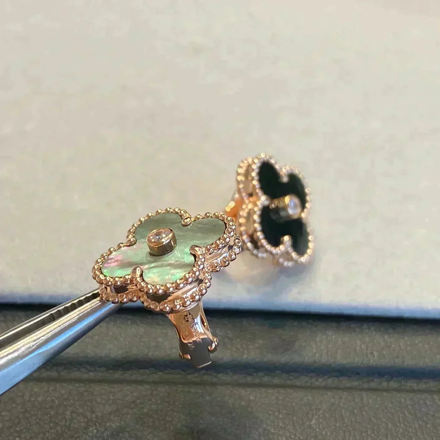 [Everoly JW]CLOVER MEDIUM 1 MOTIFS GRAY MOP  DIAMOND EARRINGS