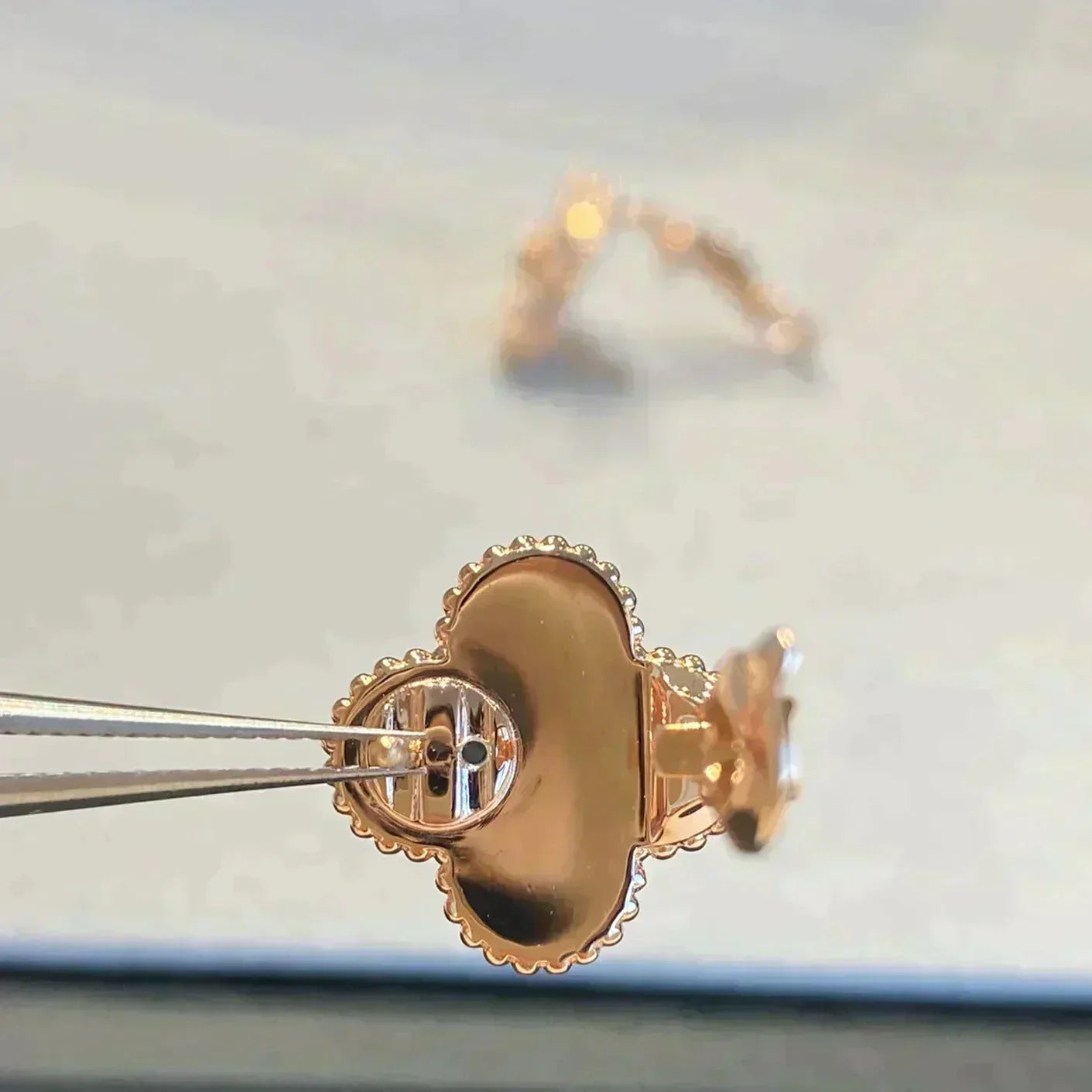 [Everoly JW]CLOVER MEDIUM 1 MOTIFS GRAY MOP  DIAMOND EARRINGS