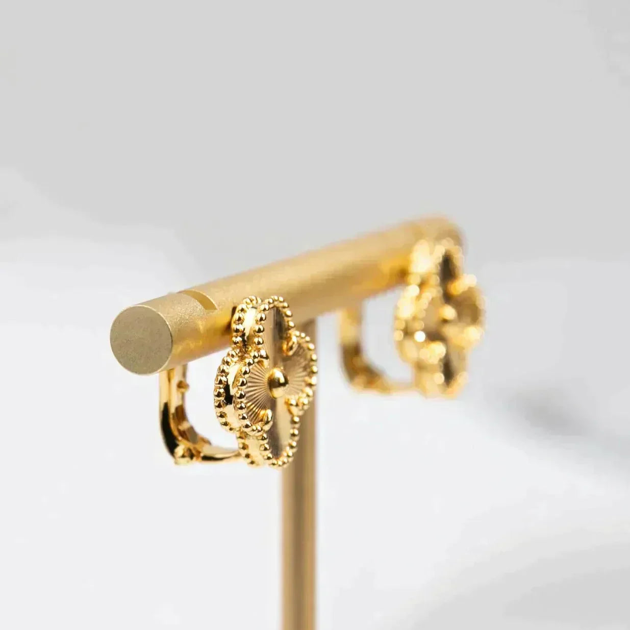 [Everoly JW]CLOVER MEDIUM 1 MOTIFS LASER EARRINGS