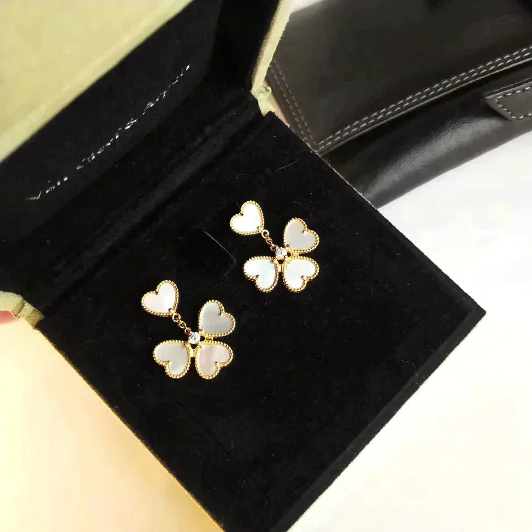 [Everoly JW]CLOVER SWEET WHITE MOP EARRINGS