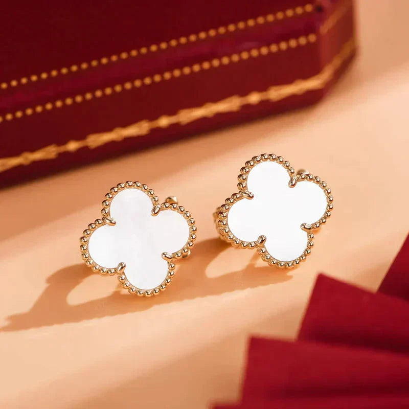 [Everoly JW]CLOVER MEDIUM 1 MOTIFS  WHITE MOP STUD EARRINGS