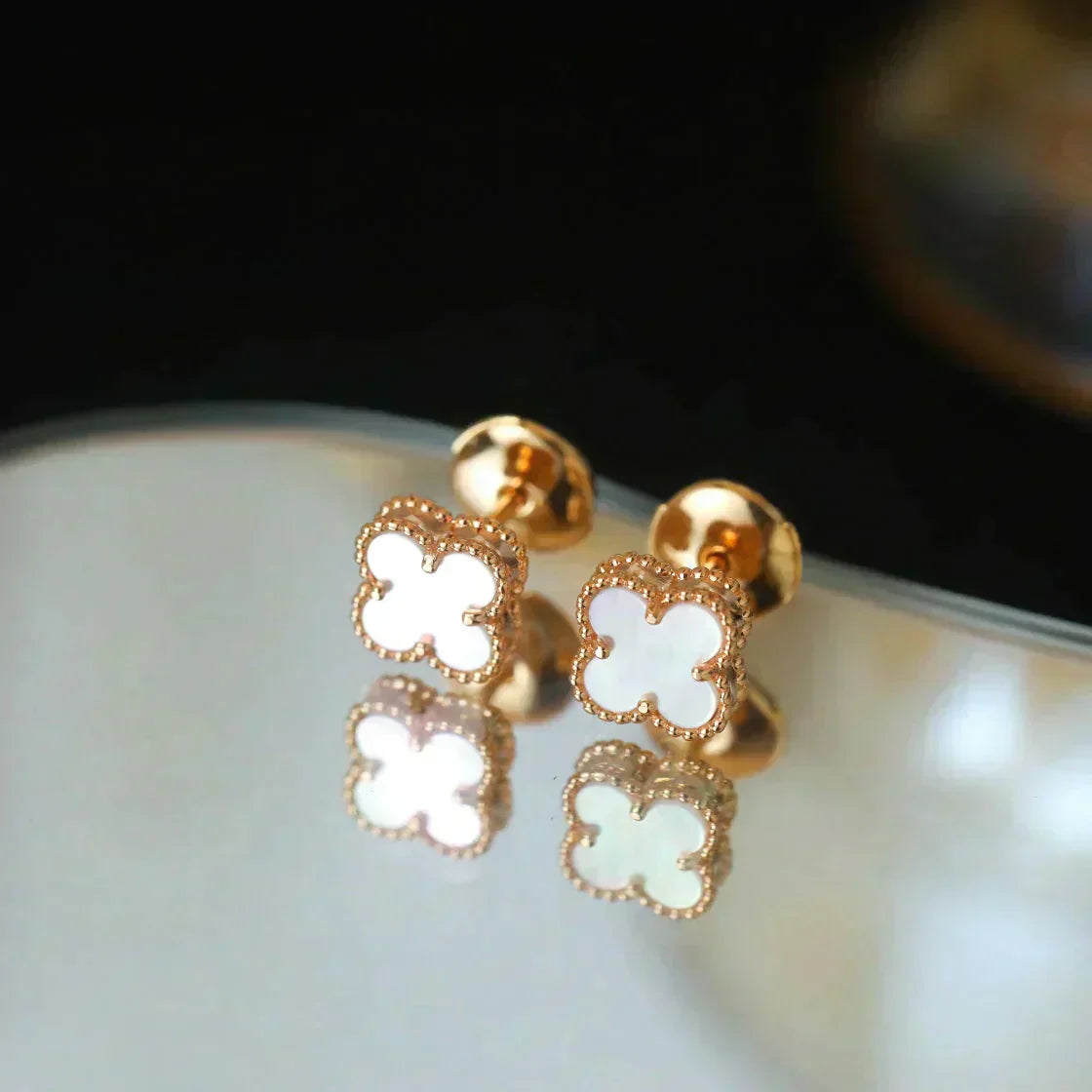 [Everoly JW]CLOVER MINI 9.5MM WHITE MOP EARRINGS