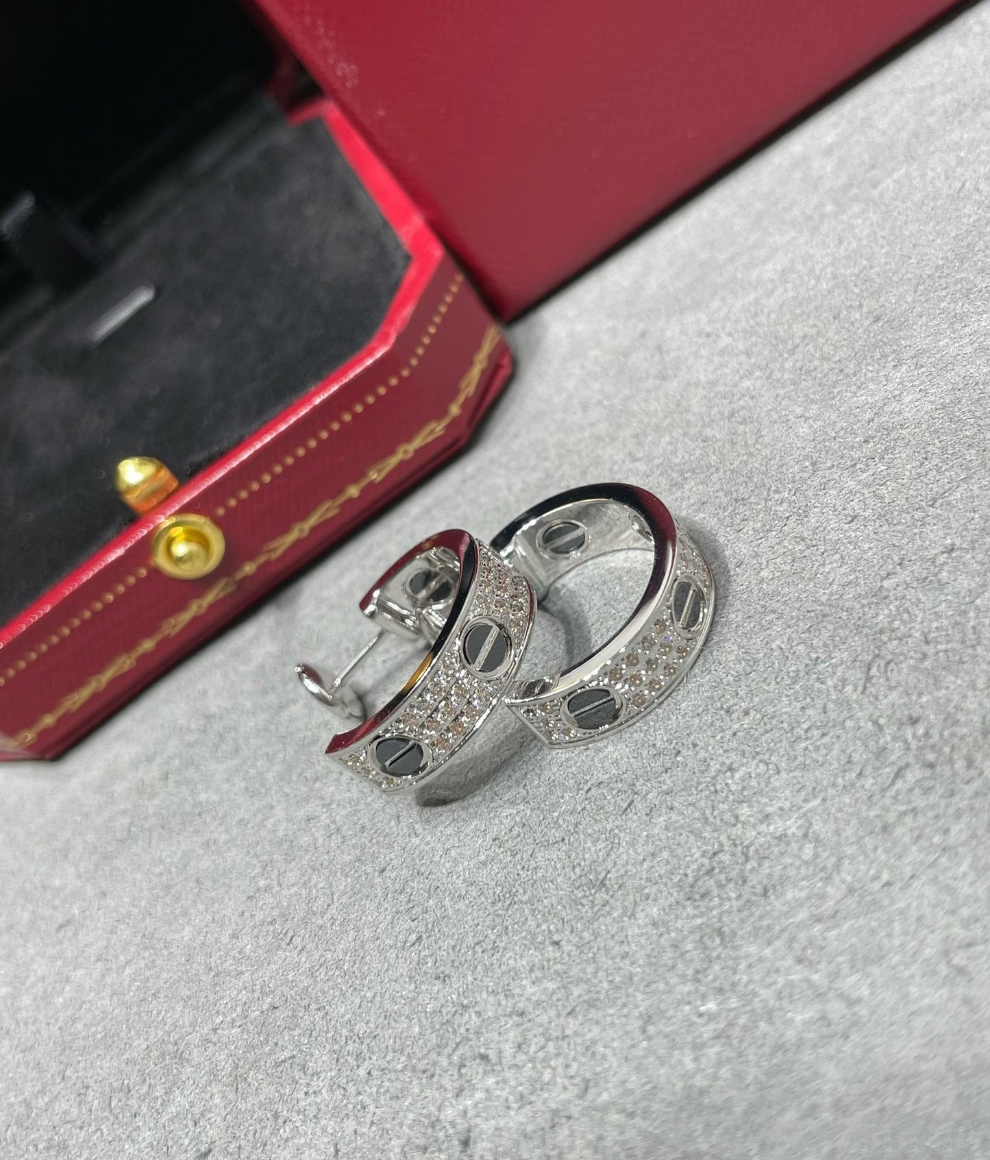 [Everoly JW]LOVE CERAMIC DIAMOND PAVED SILVER EARRINGS