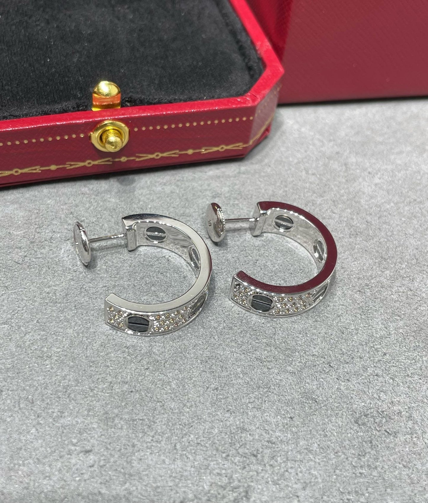 [Everoly JW]LOVE CERAMIC DIAMOND PAVED SILVER EARRINGS
