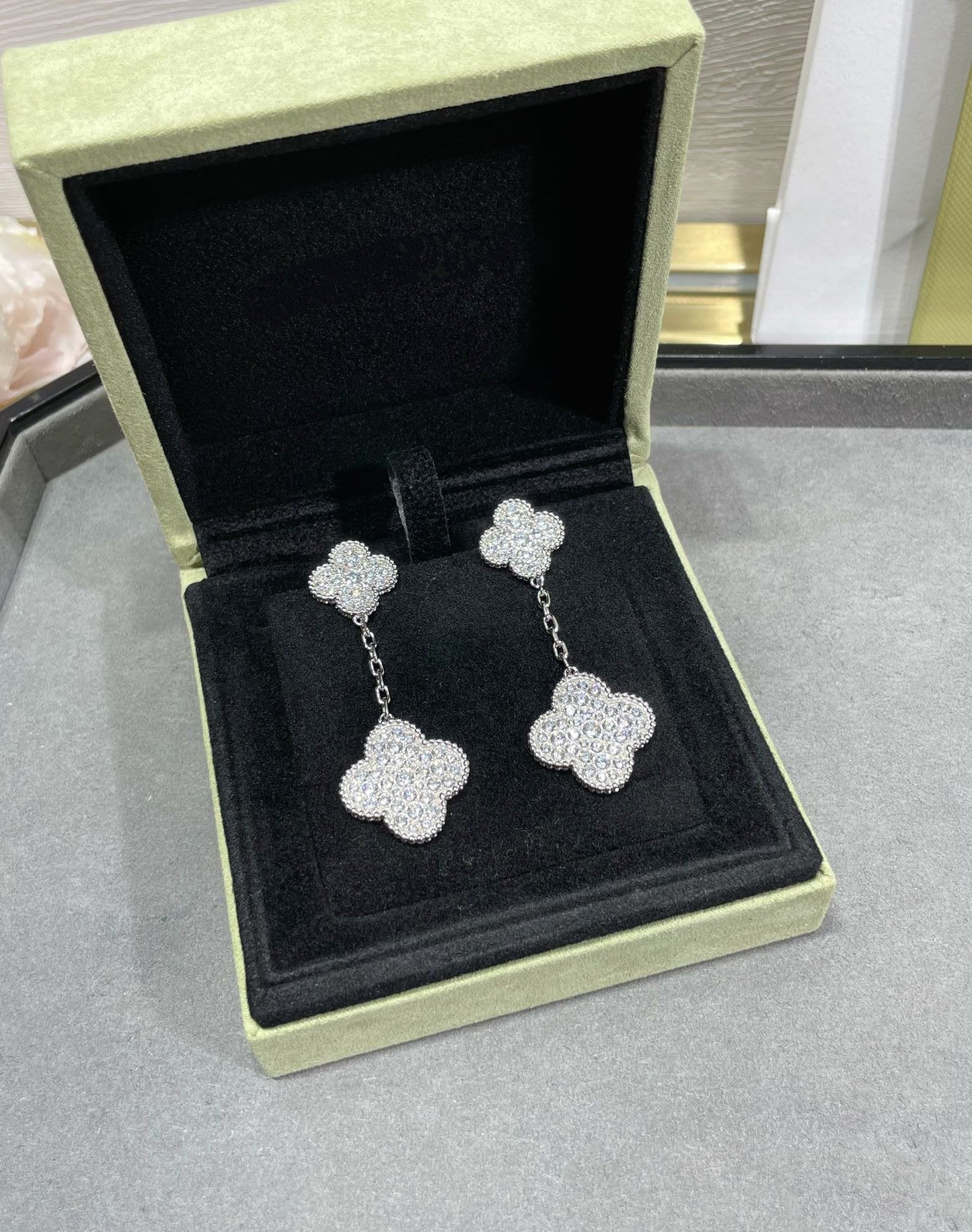 [Everoly JW]CLOVER 2 MOTIFS DIAMOND PAVED SILVER EARRINGS