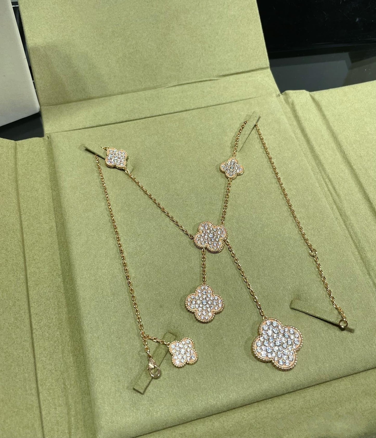 [Everoly JW]CLOVER 6 MOTIF DIAMOND PAVED NECKLACE