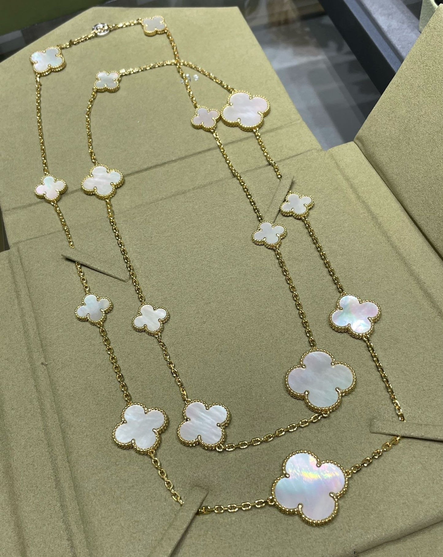 [Everoly JW]CLOVER 16 MOTIF WHITE MOP GOLD NECKLACE