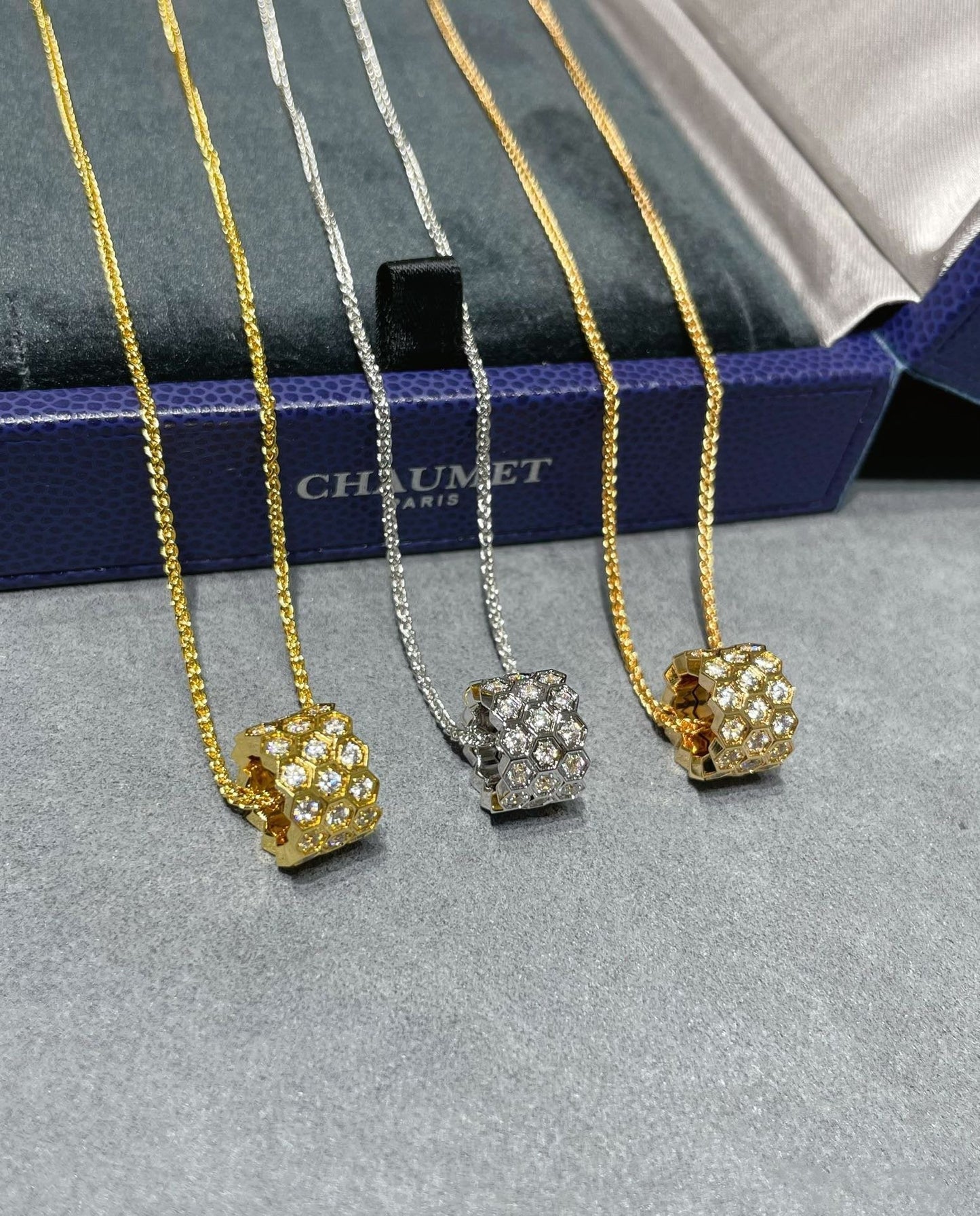 [Everoly JW]BEE LOVE DIAMOND PAVED 3 ROW NECKLACE