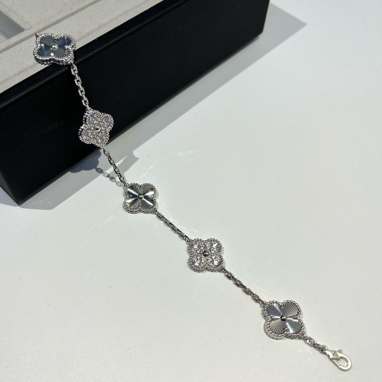 [Everoly JW]CLOVER 5 MOTIF SILVER DIAMOND BRACELET
