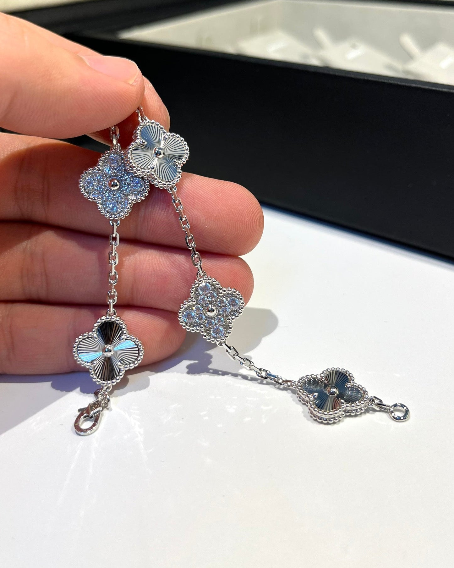 [Everoly JW]CLOVER 5 MOTIF SILVER DIAMOND BRACELET