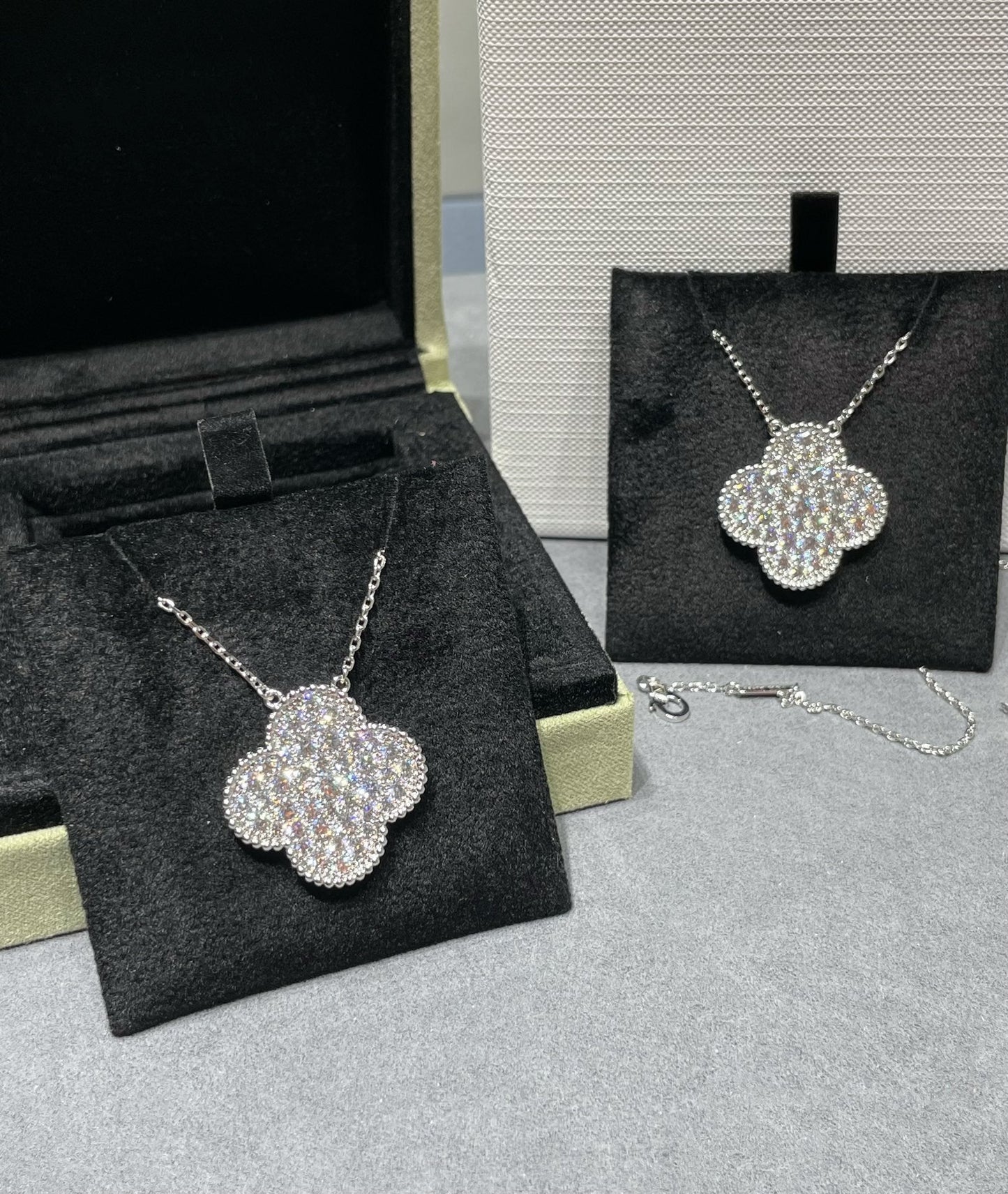[Everoly JW]CLOVER 25MM LARGE PENDANT DIAMOND PAVED SILVER NECKLACE