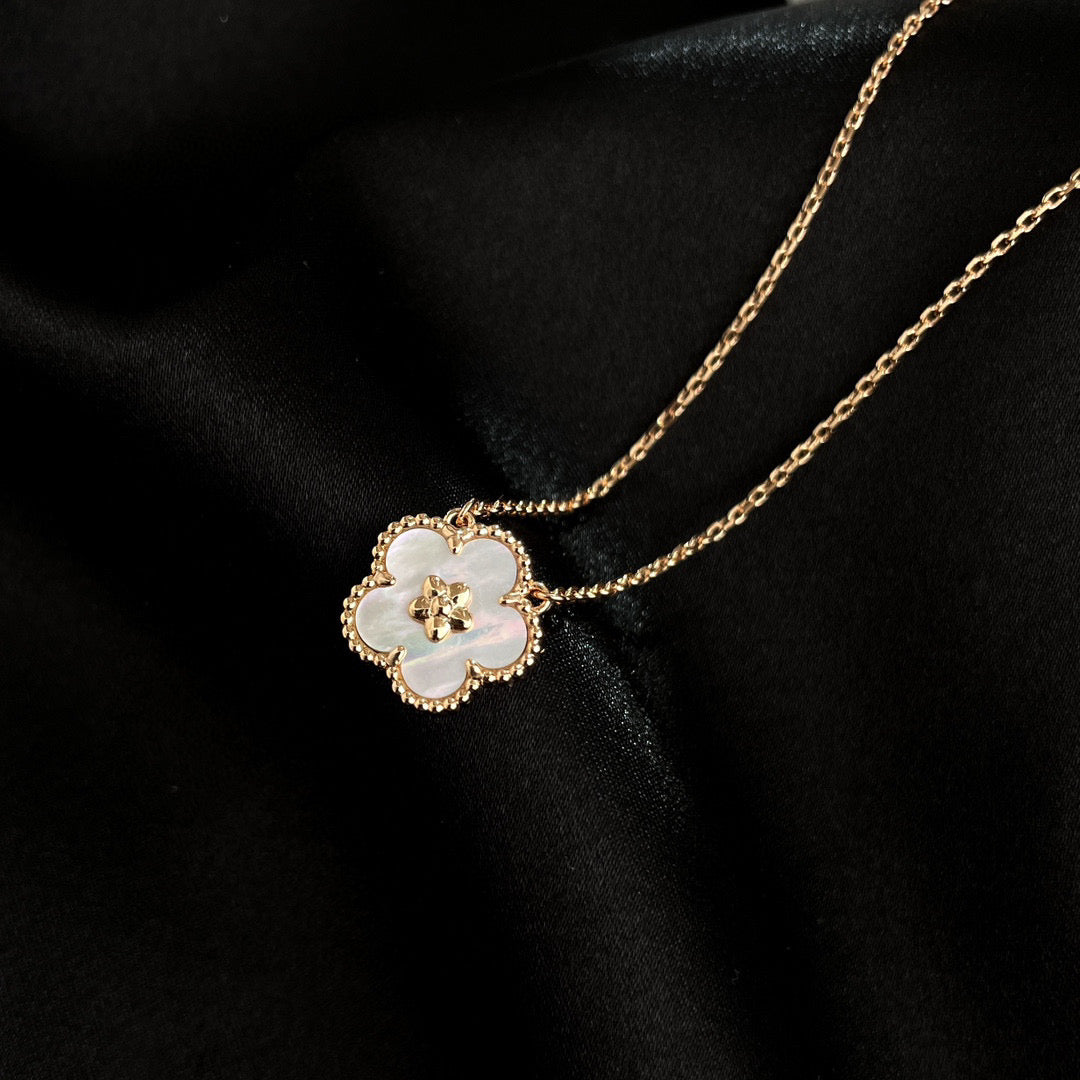 [Everoly JW]LUCKY  WHITE MOP  PLUM BLOSSOM NECKLACE