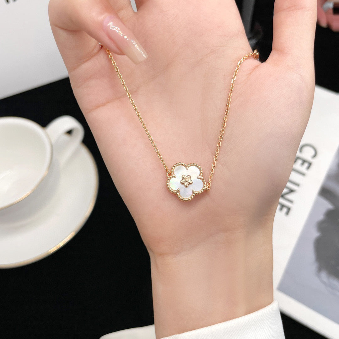 [Everoly JW]LUCKY WHITE MOP PLUM BLOSSOM  BRACELET