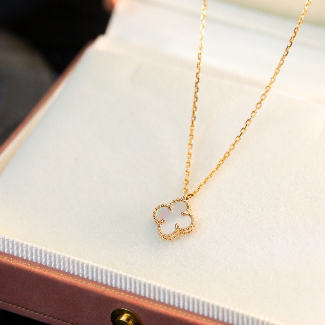 [Everoly JW]CLOVER MINI 9.5MM WHITE MOTHER-OF-PEARL NECKLACE