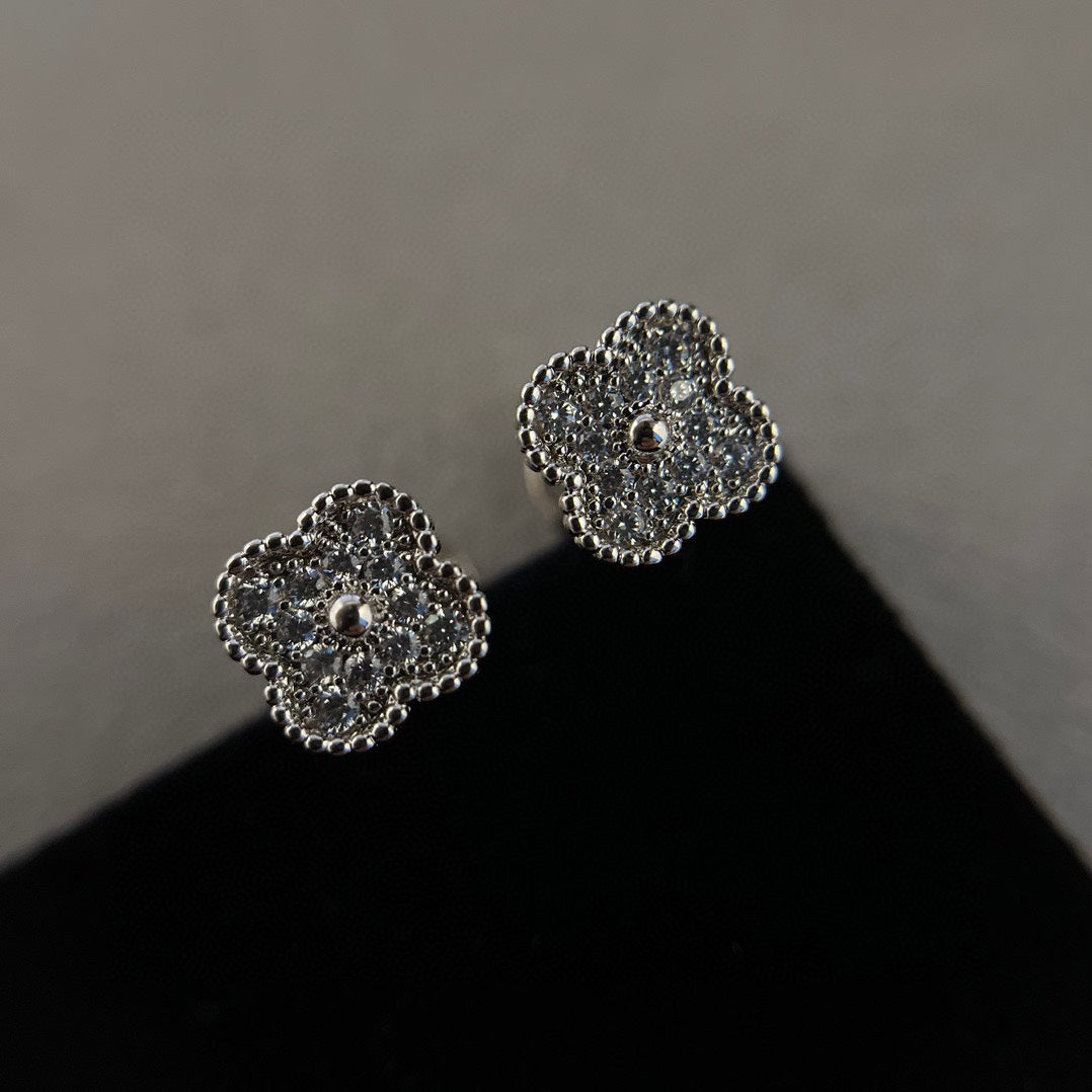 [Everoly JW]CLOVER MINI DIAMOND STUD EARRINGS